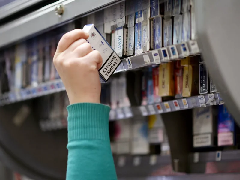 Путин подписал закон о запрете продажи вейпов и табака на остановках